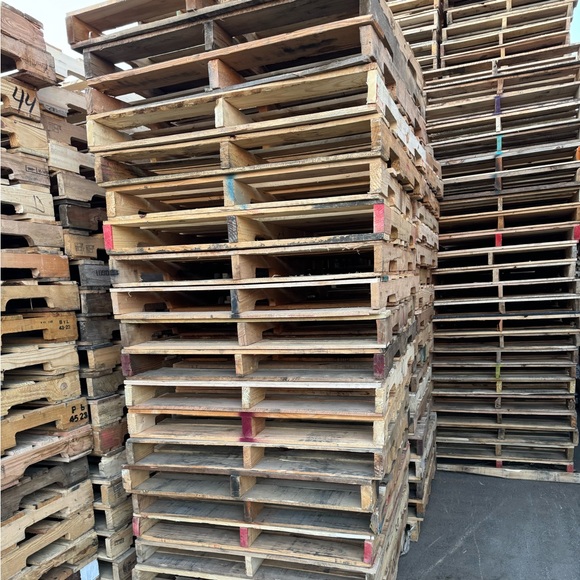48/40 PALLETS ALL GRADE OF PALLETS - Picture 2 of 4